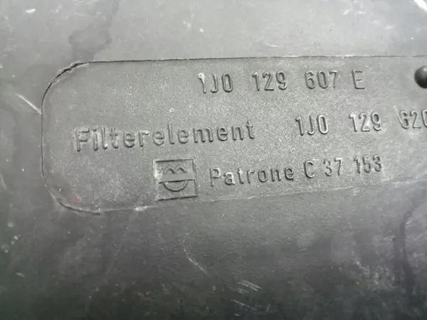 AUDI A3 8L ILMAFILTERIN KOTELLO 1J0129607E image 2