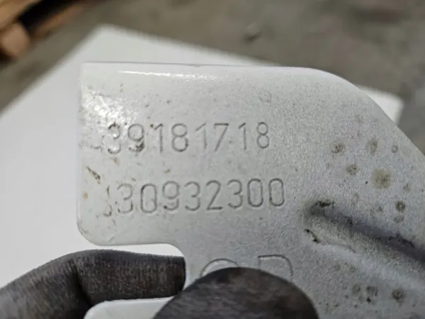 Opel Corsa F Stänkskärmstödplåt Höger 39181718 image 3