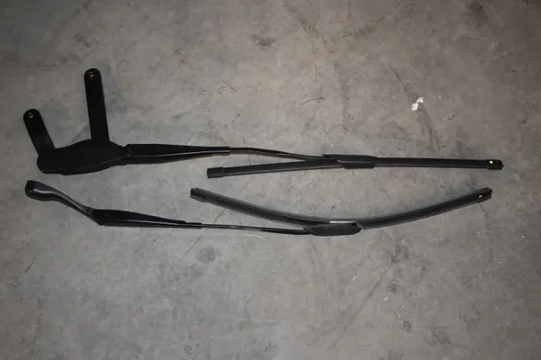 Brazos limpiaparabrisas Mercedes W206 OEM A2068201100, A2068203701 image 2