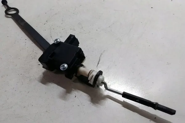 Bränsletankluckmotor VW TOUAREG 1J0810773D image 3