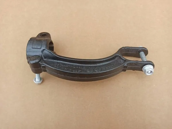 Audi A5 etuvasen iskunvaimennin kiinnike OEM 8K0413L image 3