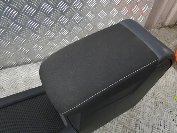 OEM 510862531 Golf VII Sportsvan middenconsole armsteun image 7