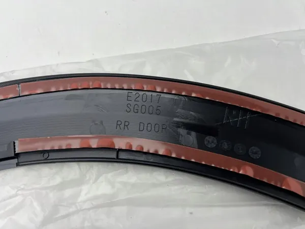 OEM E2017SG005 Moldura Puerta Trasera Derecha - Subaru image 4