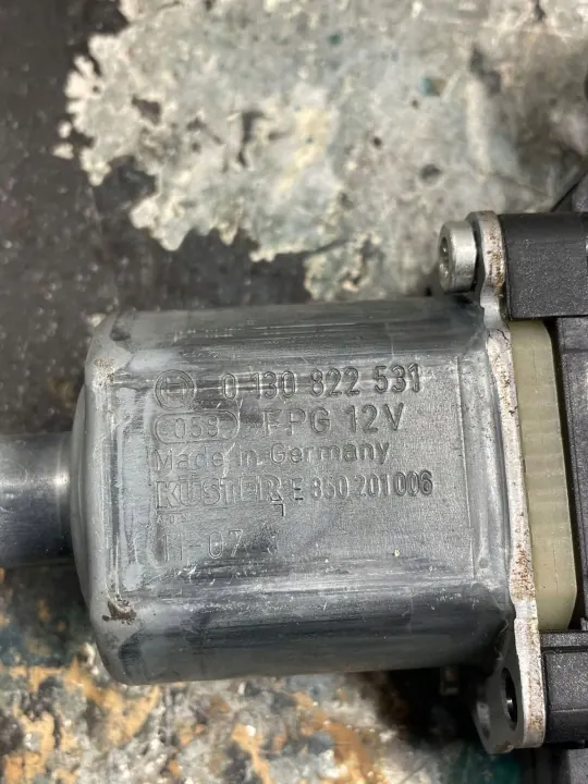 Fensterhebermotor vorne links OEM 0130822531 image 7