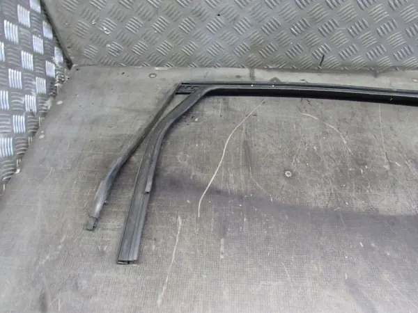 Dörrkarmtätning vänster bak OEM för Volvo V40 II 12-16 image 9