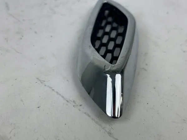 Toma de aire del guardabarros derecho Maserati Levante OEM 670040331 image 3