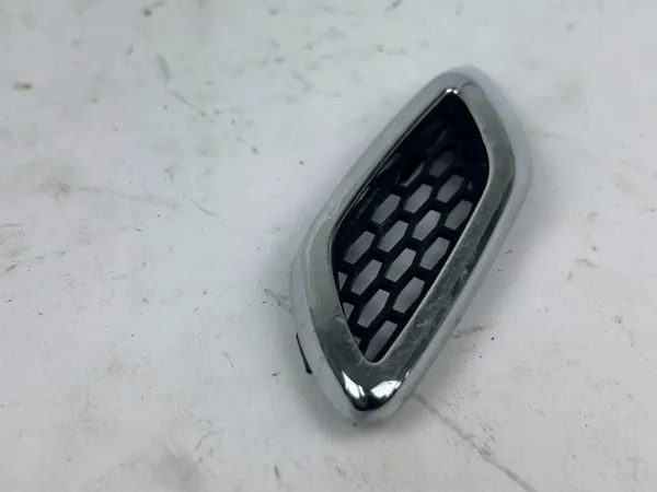 Toma de aire del guardabarros derecho Maserati Levante OEM 670040331 image 5