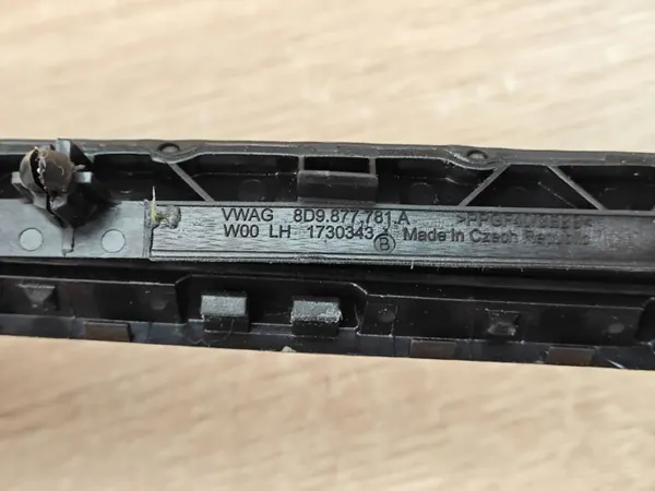 Cubierta carril techo solar izquierda OEM 8D9877781A Audi A5 image 3