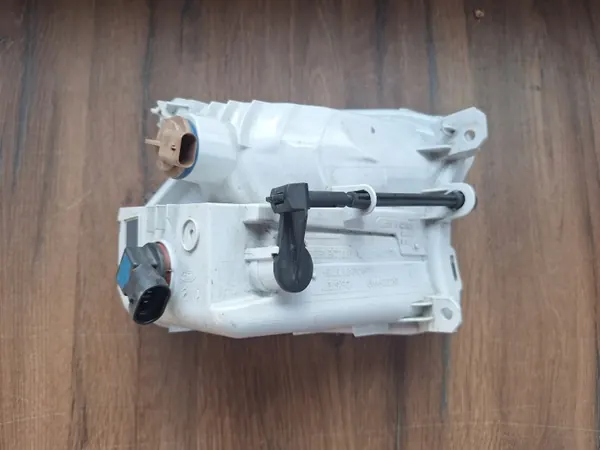 Farol de nevoeiro esquerdo Ford Kuga II OEM GV4413B221A S-P image 6