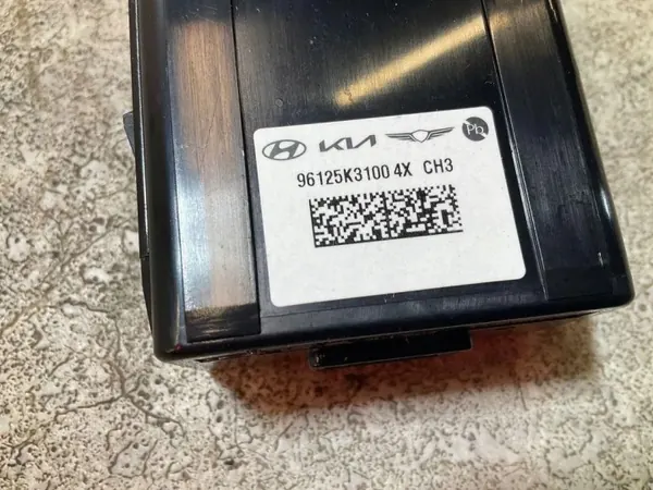Puerto USB Hyundai OEM 96125K31004X - Usado image 4
