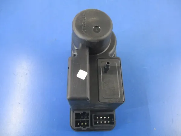 Mercedes W202 central låspump OEM 2028001448 image 3