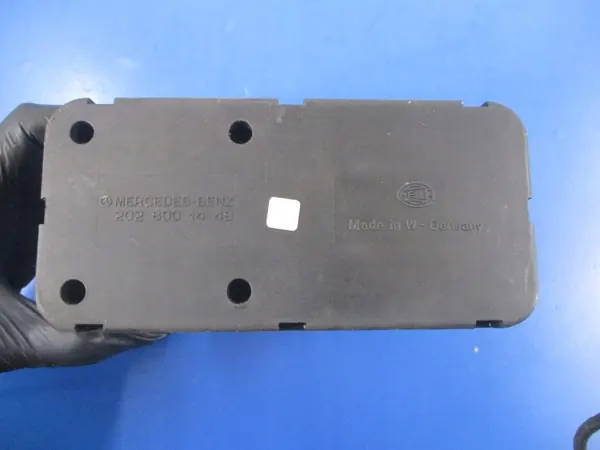 Mercedes W202 central låspump OEM 2028001448 image 4