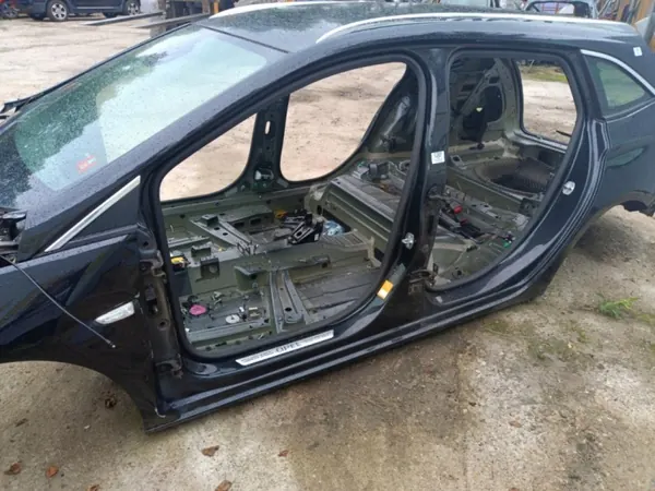 Opel Astra V kvartspanel pelare vänster 15693/Wrakowisko image 3
