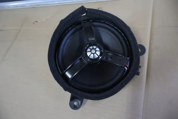 Volvo XC90 Premium Sound Luidspreker OEM 8676909 image 2