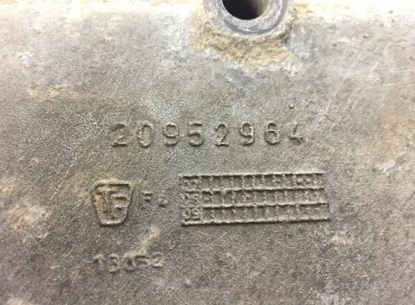 Couvercle de refroidisseur d'huile Volvo OEM 20952964 image 3