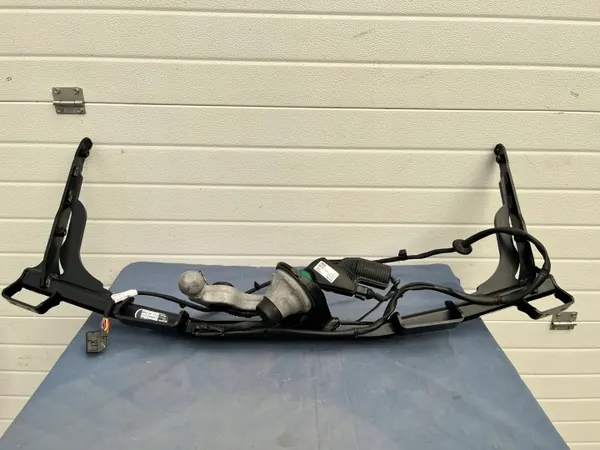 VW Passat B9 Anhängerkupplung OEM 3J0803881 - Elektrisch image 2