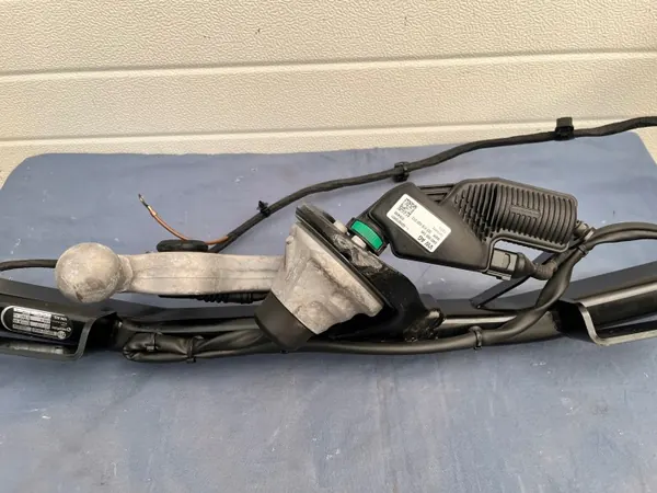 VW Passat B9 Anhängerkupplung OEM 3J0803881 - Elektrisch image 3