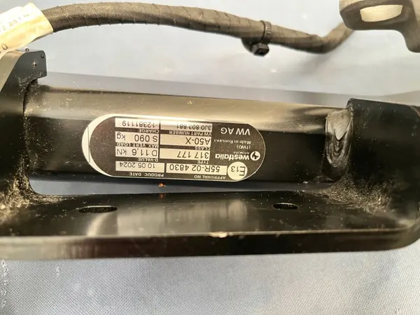 VW Passat B9 Anhängerkupplung OEM 3J0803881 - Elektrisch image 4