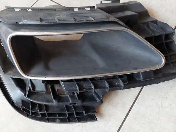 Avgasfäste höger OEM 8W0253826M Audi A4 B9 image 3