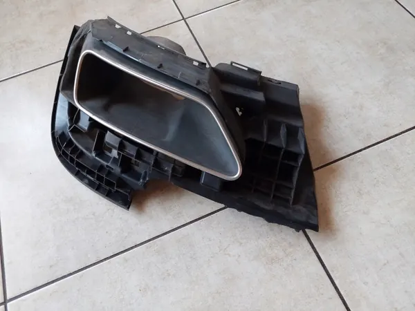Avgasfäste höger OEM 8W0253826M Audi A4 B9 image 6