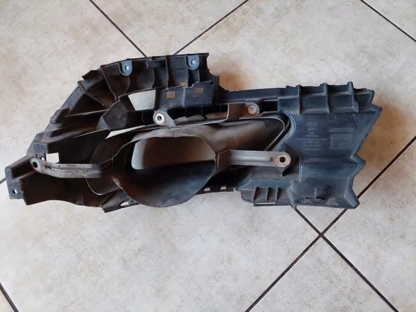 Avgasfäste höger OEM 8W0253826M Audi A4 B9 image 8