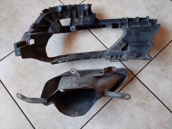 Avgasfäste höger OEM 8W0253826M Audi A4 B9 image 9