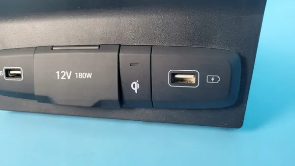 Hyundai Tucson IV USB/AUX-Anschluss OEM 84632-N7100 image 3