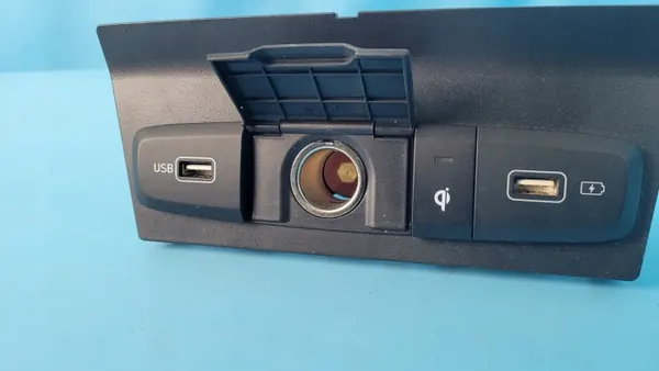 Hyundai Tucson IV USB/AUX-Anschluss OEM 84632-N7100 image 4