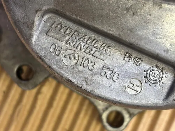 Skoda Octavia Mk2 (1Z) 2009 Kamkedjefodral OEM 06F103530H image 2