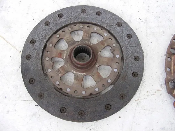 Kytkinlevy LUK BMW E60 520i 525i E46 320i 325i M54 image 2