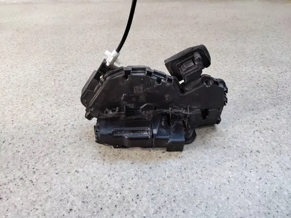 Vänster Bakdörrslås Skoda Superb III Kombi 5TA839015M image 2