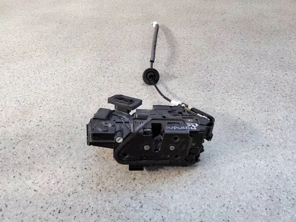 Vänster Bakdörrslås Skoda Superb III Kombi 5TA839015M image 4