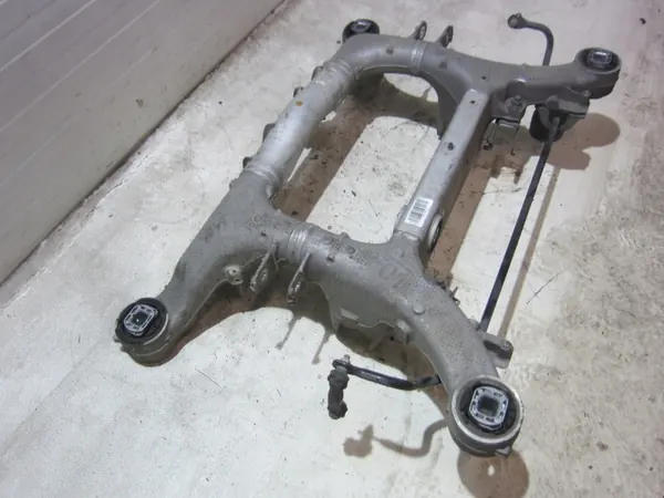 Viga suspensión trasera BMW 33316855455 - Usado image 3
