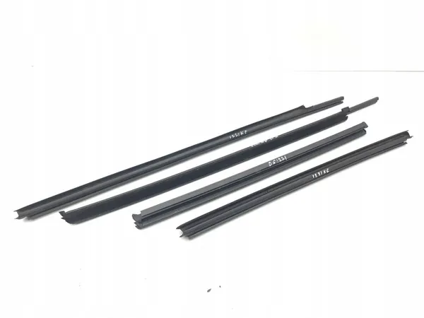 OEM AMD182439 Voorportier raamrubber - Porsche Cayenne image 2