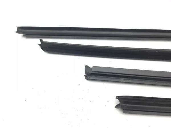 OEM AMD182439 Voorportier raamrubber - Porsche Cayenne image 3