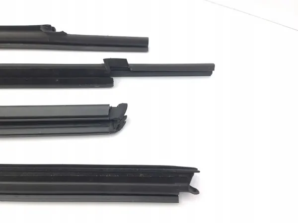 OEM AMD182439 Voorportier raamrubber - Porsche Cayenne image 4