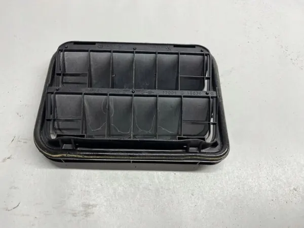 Renault Clio IV Ventilationsgallret OEM 7700838 image 10