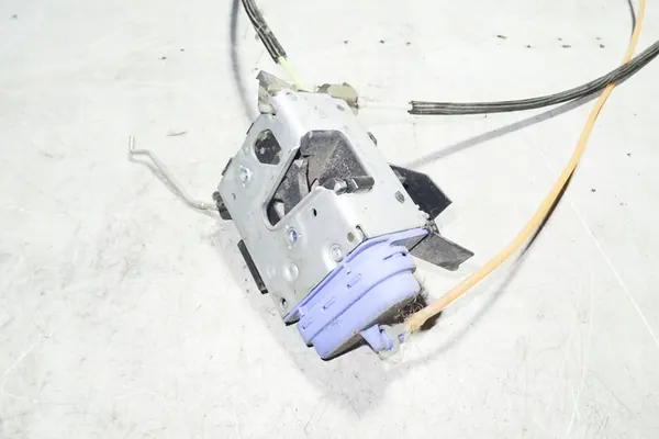 Bakre Höger Dörrlås AUDI A4 AVANT 1999 8D0839016A image 2