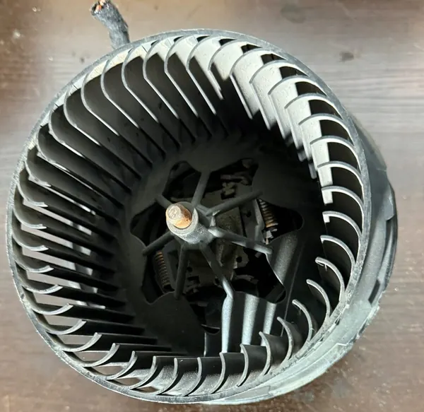 VW Touran Golf V Fläkt OE 3C0 907 521 B image 2