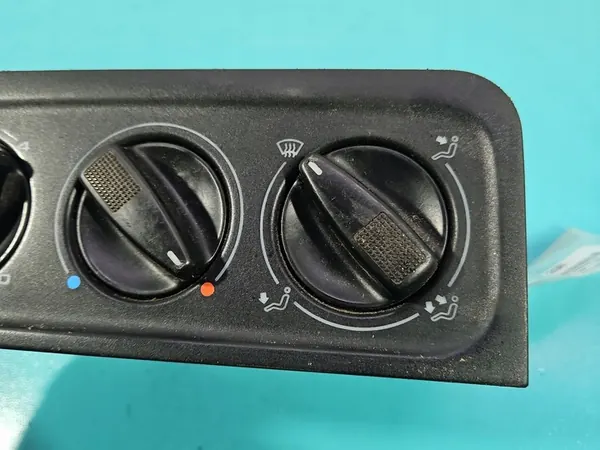 Painel de ventilação VW GOLF III 1H0820045 image 4