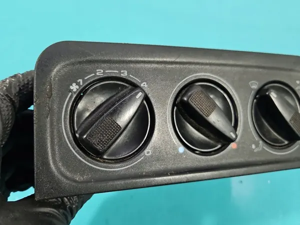 Painel de ventilação VW GOLF III 1H0820045 image 5