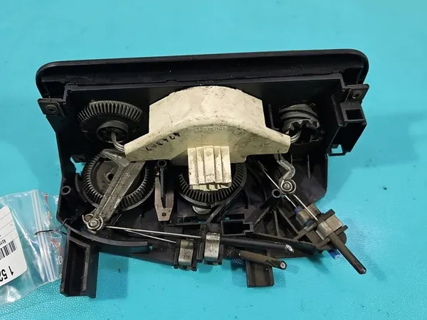 Painel de ventilação VW GOLF III 1H0820045 image 6