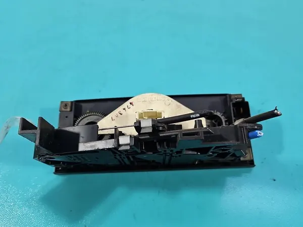 Painel de ventilação VW GOLF III 1H0820045 image 7