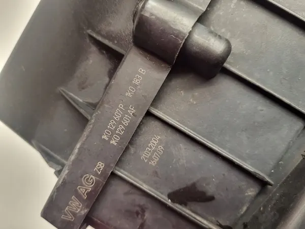 Volkswagen Touran I 2003 Ilmansuodattimen kotelo image 6