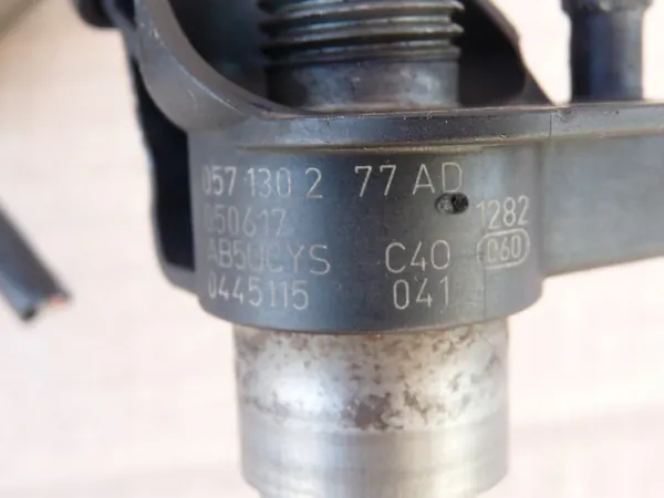 Iniettore AUDI A8 D3 4.2 TDI 057130277AD image 2