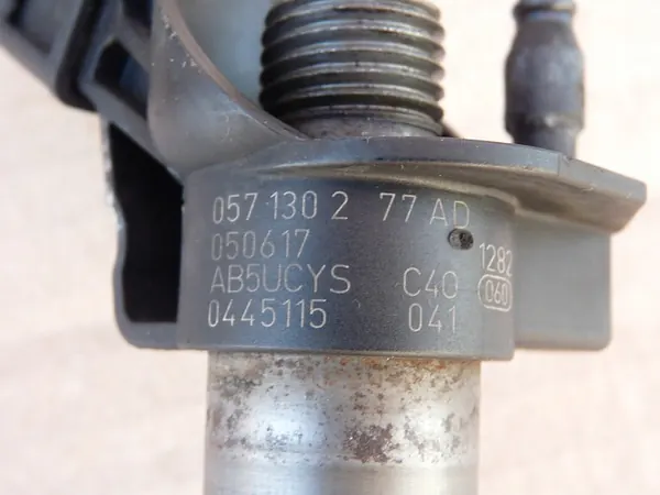 Iniettore AUDI A8 D3 4.2 TDI 057130277AD image 3
