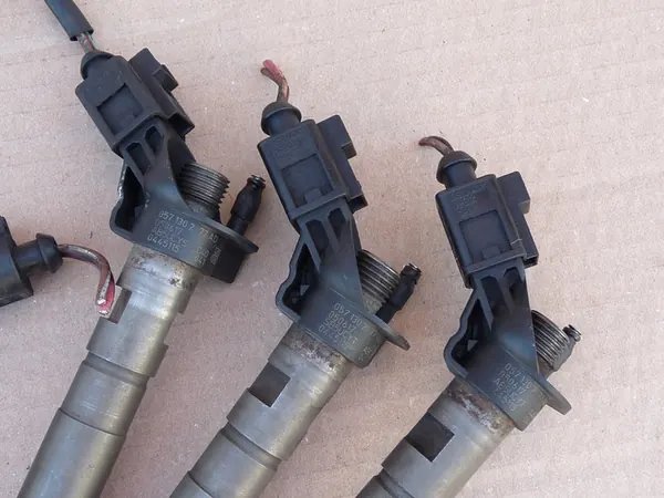 Iniettore AUDI A8 D3 4.2 TDI 057130277AD image 4