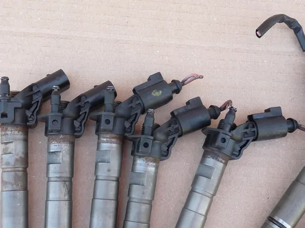 Iniettore AUDI A8 D3 4.2 TDI 057130277AD image 5