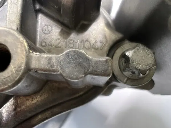 Bomba de aceite Mercedes Sprinter OEM A6421818001 Usada image 4