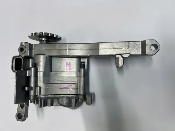 Bomba de aceite Mercedes Sprinter OEM A6421818001 Usada image 7
